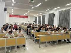 陈教员组织各学生食堂工做人员进行了食物平安